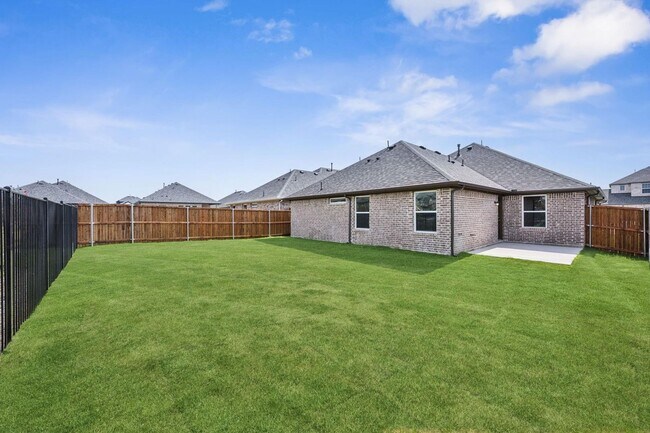 Building Photo - Prime Location Available First of November