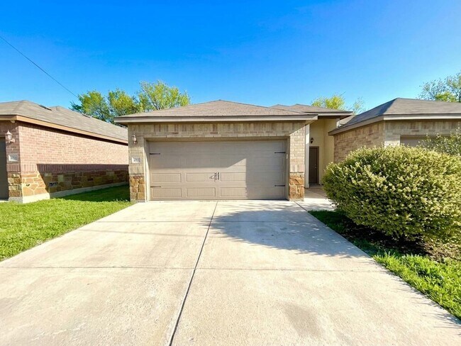 Building Photo - *MOVE IN SPECIAL* High Ceilings, Fenced Yard & 2-Car Garage – New Braunfels Living!