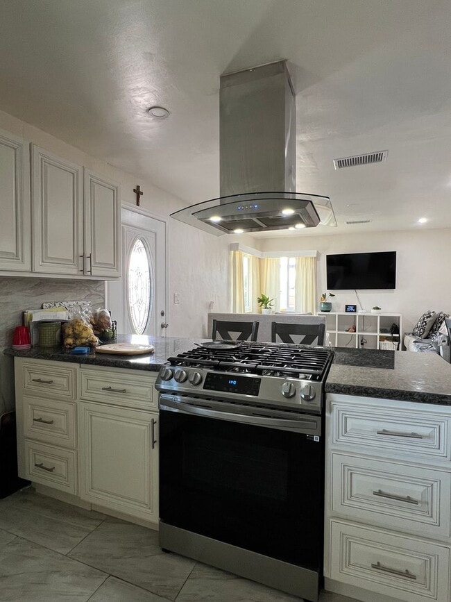 Building Photo - Beautiful 3 Bedroom 1 Bathroom House with Fenced and Landscaped Yard with All Utilities Included