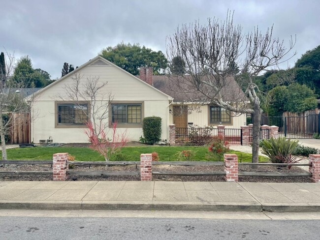 Building Photo - Indoor/outdoor living, spacious 4/2 on a quiet street in Mills Estates