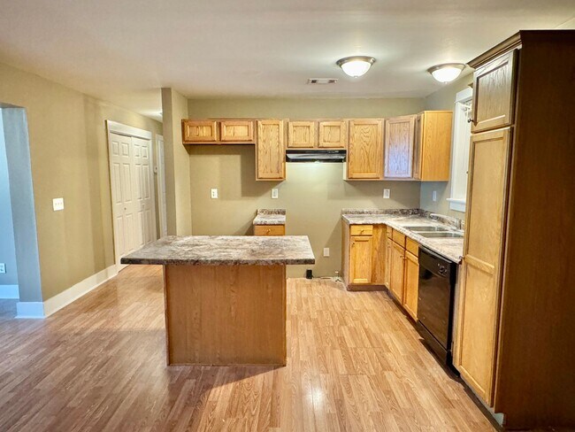 Building Photo - Charming 3-Bed, 2-Bath Home with Spacious ...