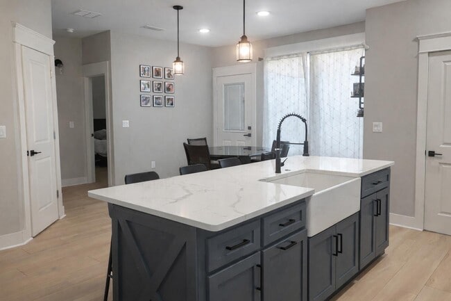 Building Photo - 133 Nuit Ln