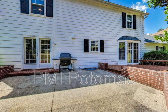 Building Photo - 1718 Crestview Dr