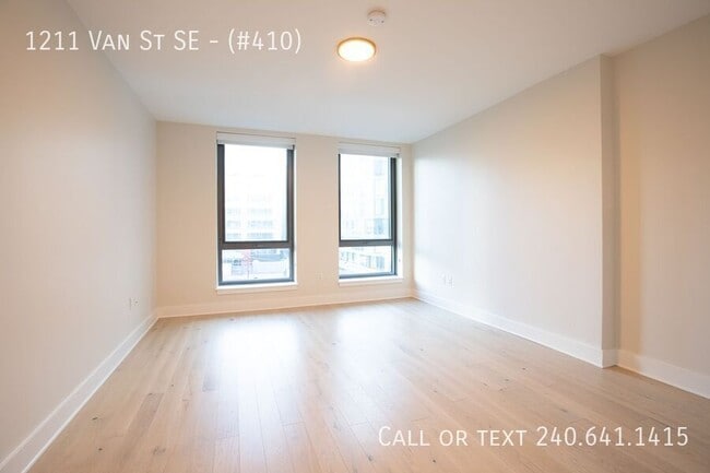 Building Photo - 1211 Van St SE