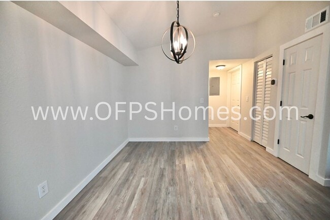 Building Photo - Charming 1-Bedroom Condo in Prime Destin Location