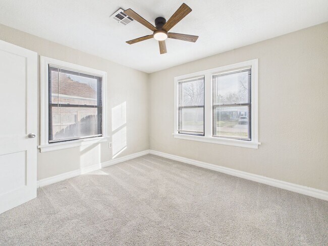 Building Photo - 1307 NW Maple Ave