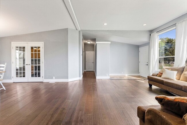 Building Photo - Short term leases available: 3 bed 2 bath ...