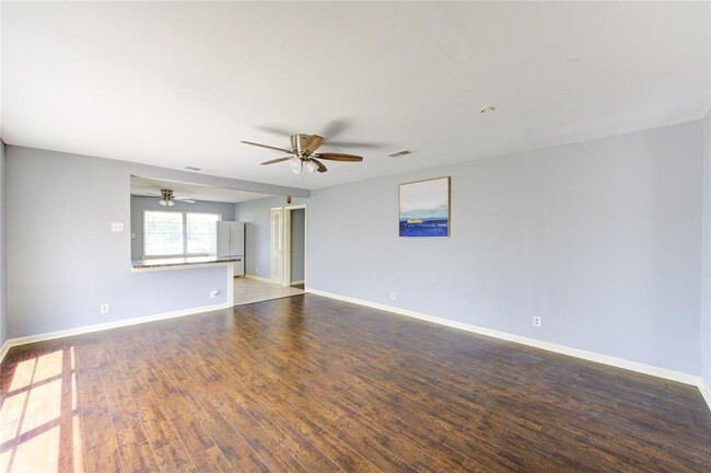 Building Photo - 2502 Roy Cir
