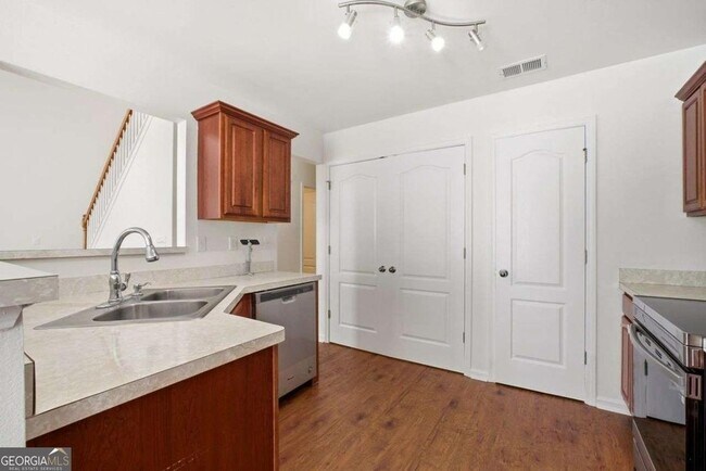 Building Photo - 6425 White Walnut Way