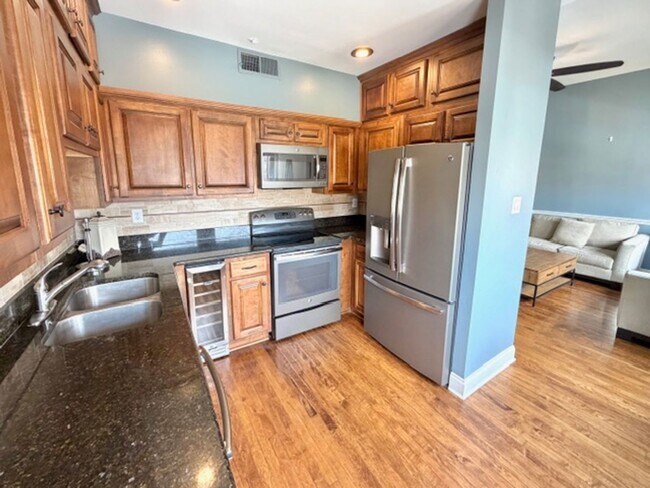 Building Photo - Main Street10N#902