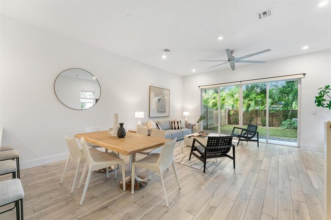 Building Photo - 1121 SW 2nd Ct