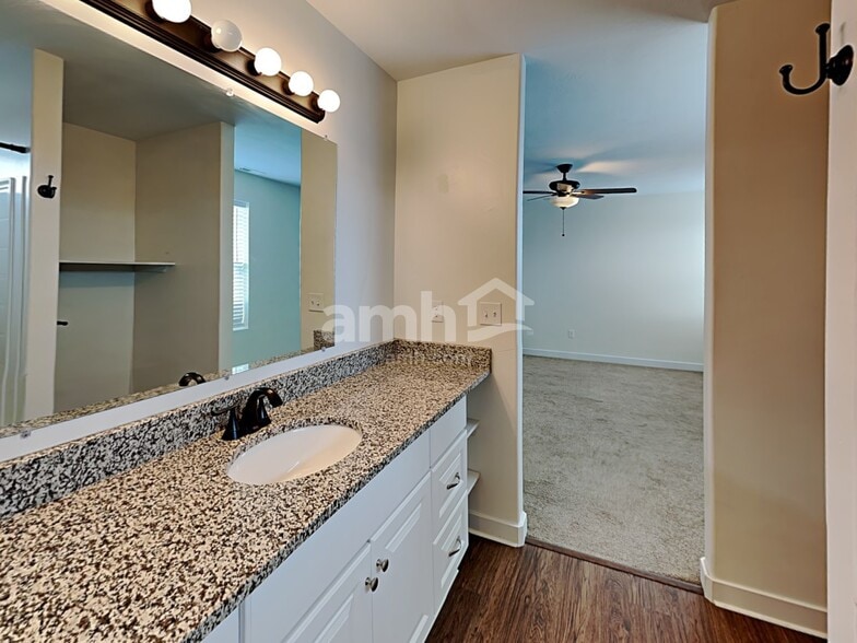 Building Photo - 317 W Willow Creek Dr