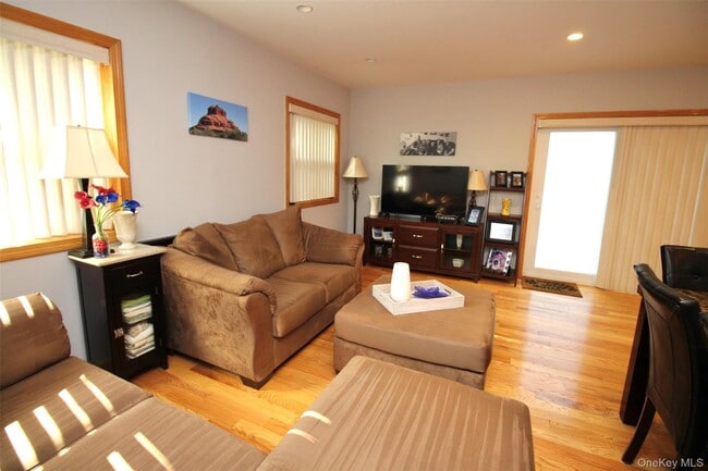 Building Photo - 2 Diane Ct