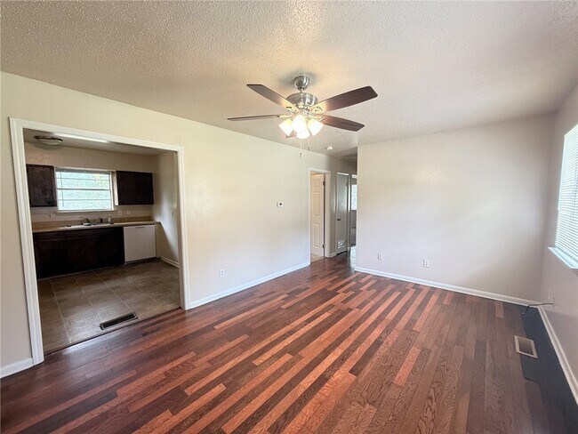 Building Photo - 2205 Dogwood Pl