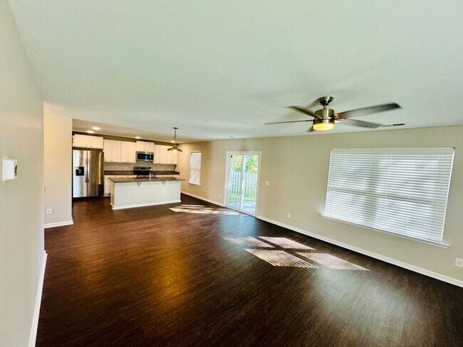 Building Photo - 4 bed 2.5 bath located in The Links at Way Station!! Available in August!!