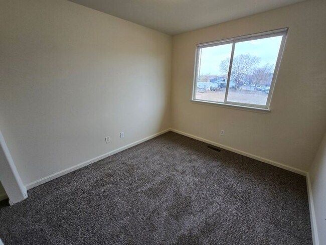 Building Photo - Updated 3-Bedroom Townhome in Dayton