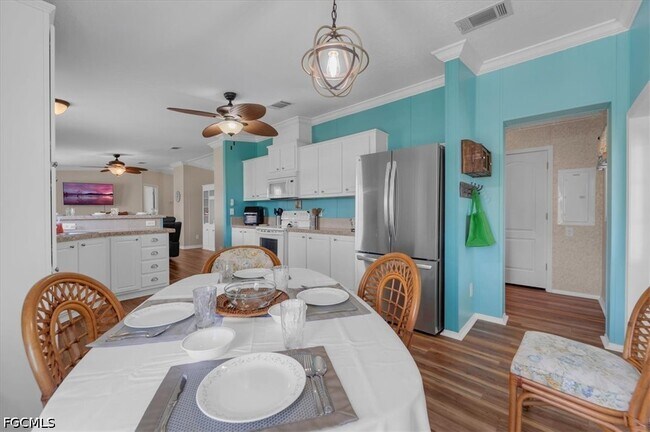 Building Photo - 701 Coral Dr