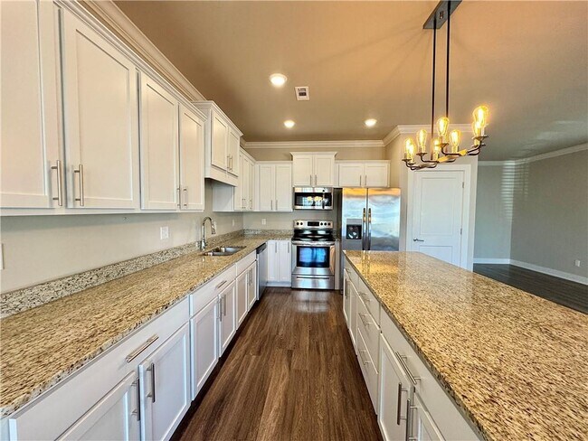 Building Photo - 814 NE Hts Ln