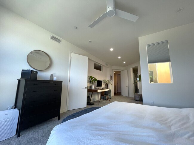 Building Photo - 14107 W Monroe Pl