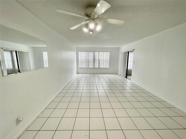 Building Photo - 2320 S Cypress Bend Dr