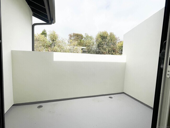 Building Photo - 1093 N Vulcan Ave