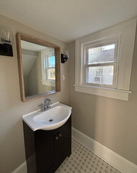 Building Photo - 313 W Fisher Ave