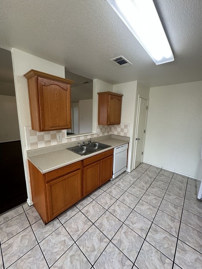 Building Photo - 4 Bed 2 Bath Available Now!