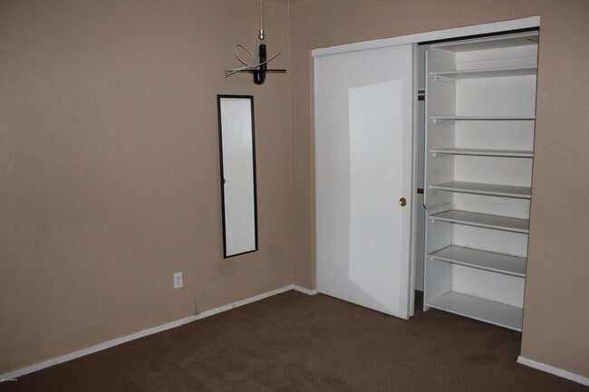 Building Photo - 1221 W Chicago St