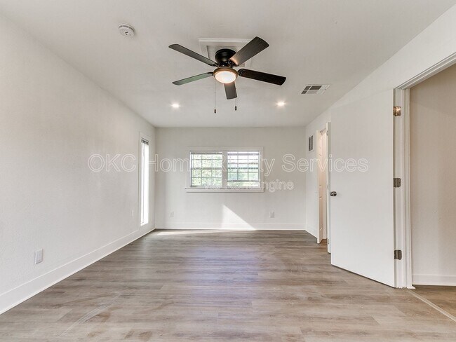 Building Photo - 1812 W Noble Ave