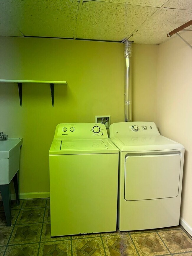 Building Photo - Wonderful end unit in Downtown Bethesda, 1...
