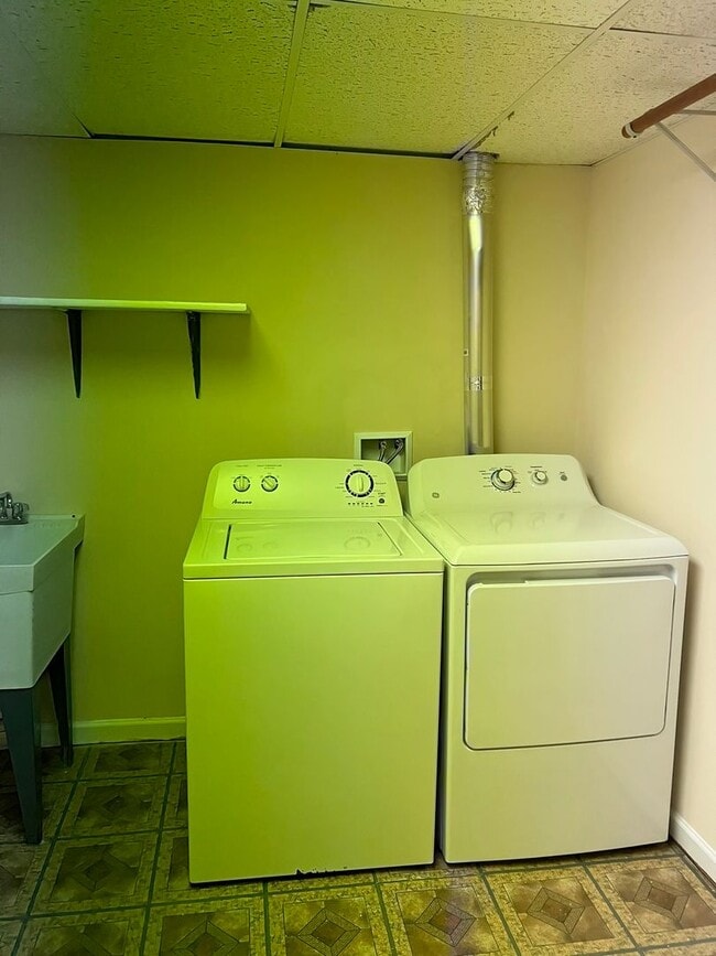 Building Photo - Wonderful end unit in Downtown Bethesda, 1 Mi. to Bethesda Metro