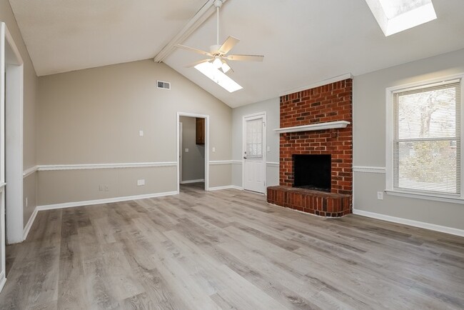 Building Photo - Beautiful Home with Vaulted Ceilings!