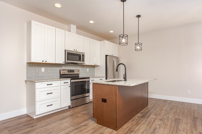 Large kitchen with island - 1205 Fuller St