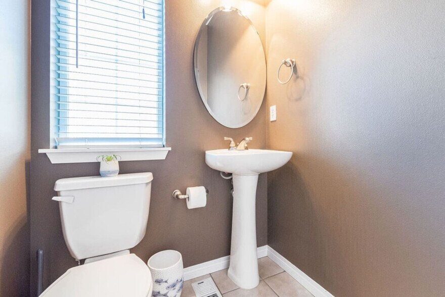 Building Photo - 2325 S G St