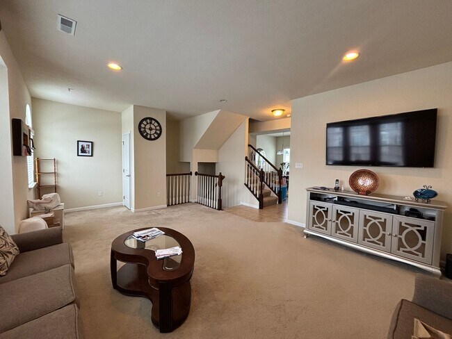 Building Photo - 3 Bedroom Townhome - Carnegie!