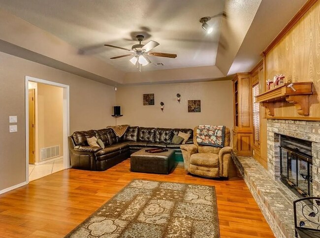 Building Photo - Charming 3-Bedroom Home — Spacious Corner Lot in Del City!