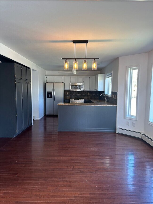 Building Photo - 850 Mountain View Dr