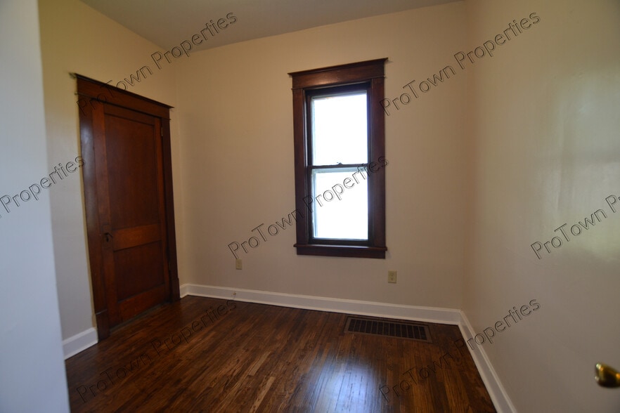 Building Photo - 463 S Ottawa St