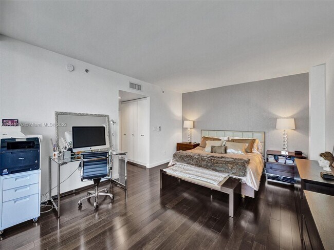 Building Photo - 7000 Island Blvd