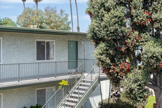 Building Photo - 2 Bedroom + 1 Bathroom Apartment | Oxnard Shores | Unfurnished