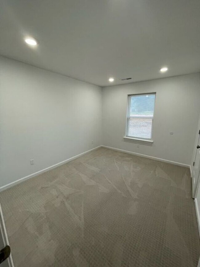 Building Photo - 419 E James Dr