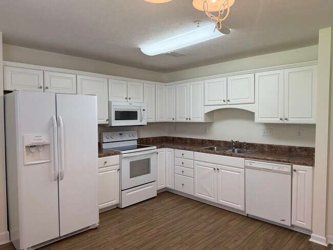 Building Photo - 640 Date Palm Cir