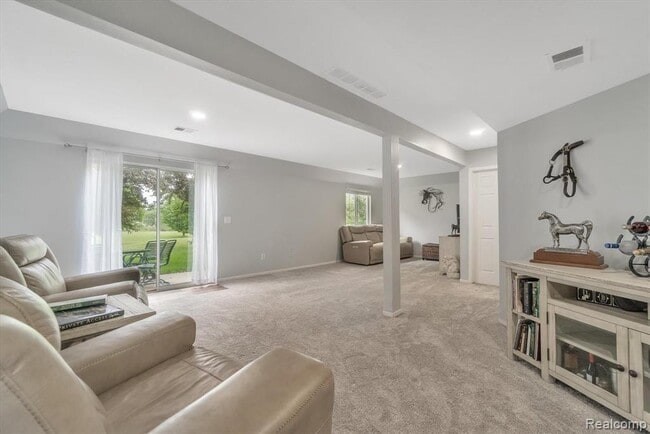 Building Photo - 1116 Lakeview Cir