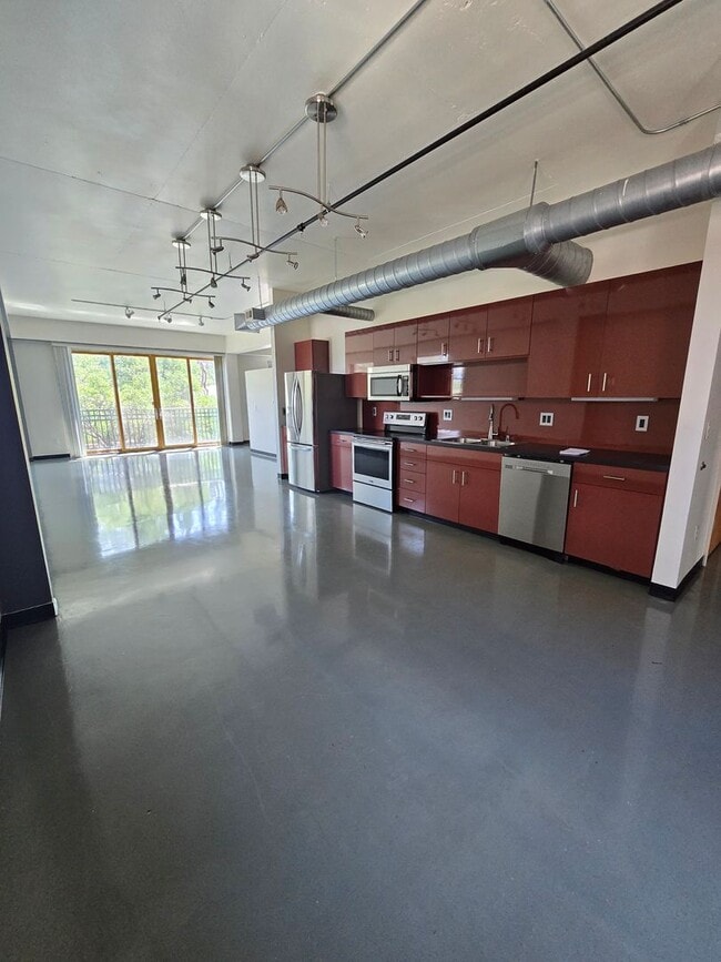 Building Photo - Beautiful 2BR , 2BA 2nd floor loft in East...