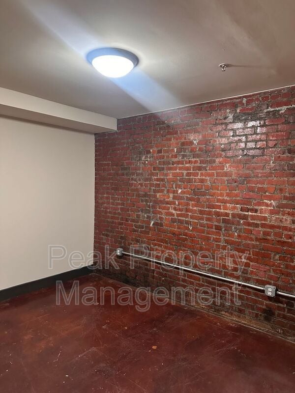 Building Photo - 212 W 7th St