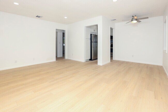 Building Photo - 1018 S Bruce Ln