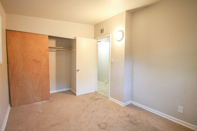 Building Photo - Move In Ready!