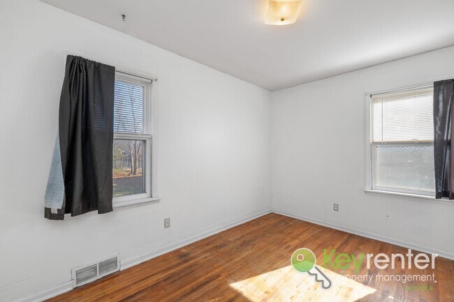 Building Photo - Cute 3 bedroom house near shopping, restaurants, and easy highway access!