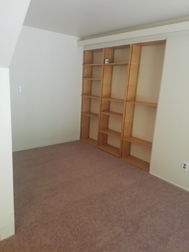 Building Photo - Single Family Home within walking distance to Quinnipiac