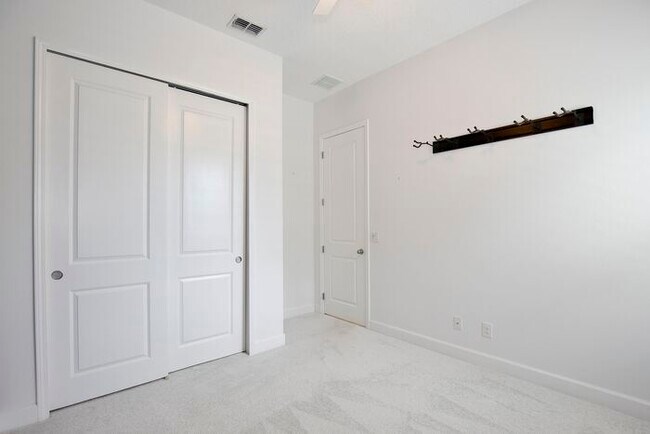 Building Photo - Elegant 5-Bedroom Pool Home for Rent in Sa...